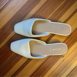 White leather Aldo slip on mules women’s size 8